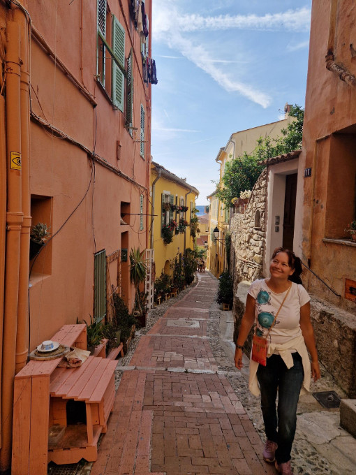 Menton šarene fasade i pogled na more na Azurnoj obali